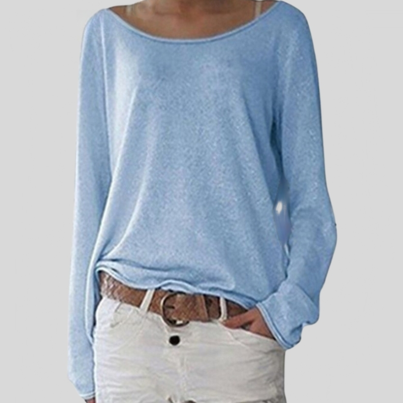 Haut femme bleu clair à manches longues, col bateau, porté avec un pantalon blanc et ceinture marron. Mode décontractée, tendance printemps-été.