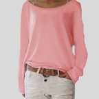 Haut rose à manches longues pour femme, col bateau, porté avec un pantalon blanc. Mode décontractée, tendance féminine, style élégant.