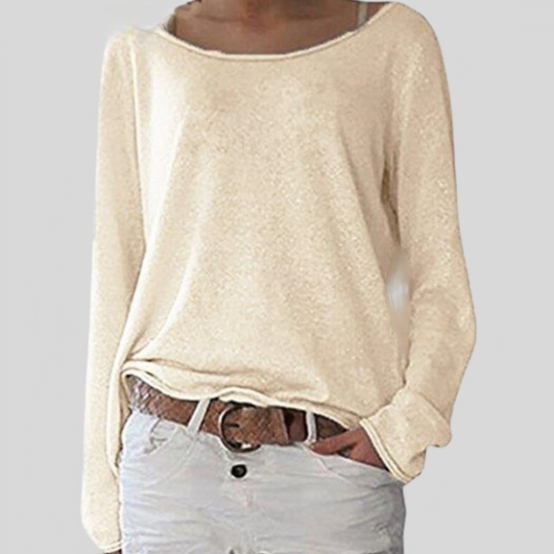 Haut beige à manches longues pour femme, style décontracté, col bateau, porté avec un pantalon clair et une ceinture marron. Mode féminine élégante.