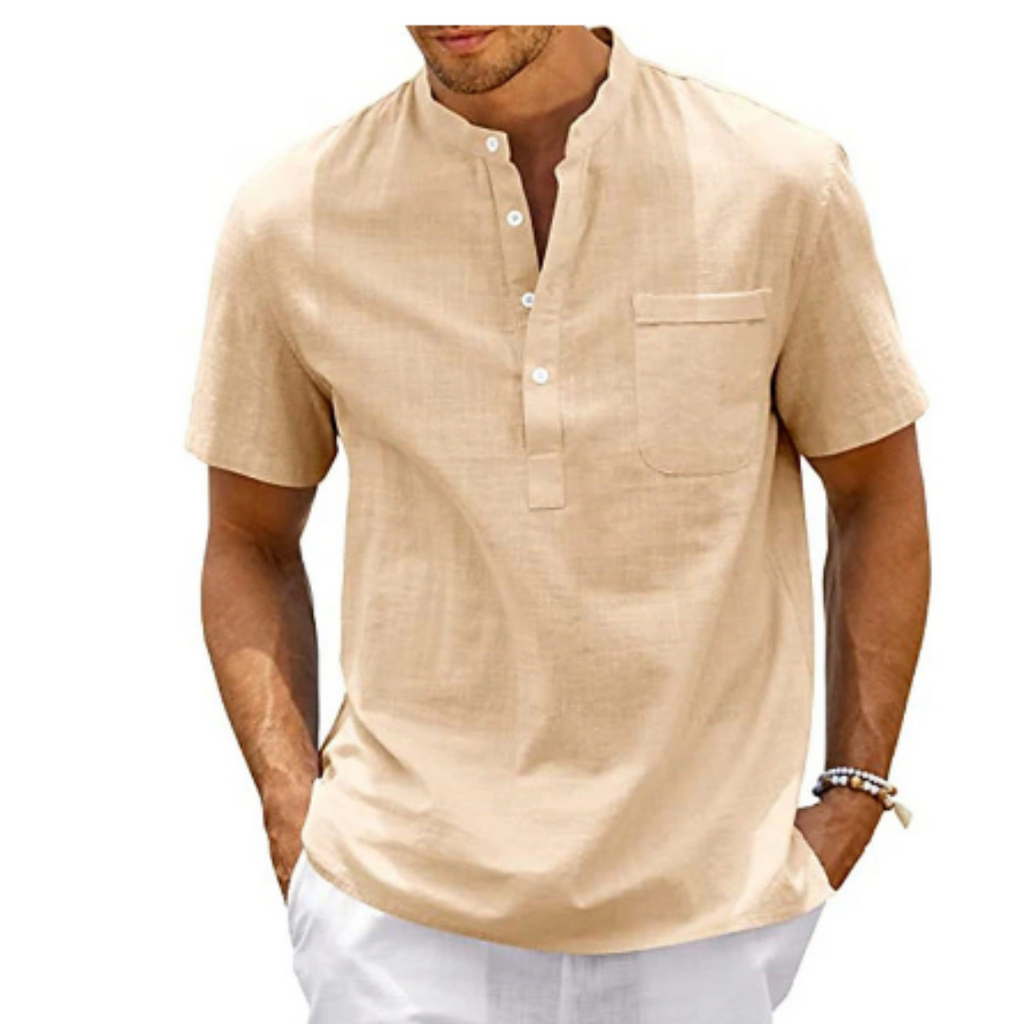 Homme portant une chemise beige à col mao, manches courtes, avec poche poitrine, style décontracté. Mode masculine estivale élégante.