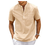 Homme portant une chemise beige à col mao, manches courtes, avec poche poitrine, style décontracté. Mode masculine estivale élégante.