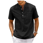 Homme portant une chemise noire à col mao, manches courtes, avec boutons et poche poitrine, style décontracté. Mode masculine élégante.