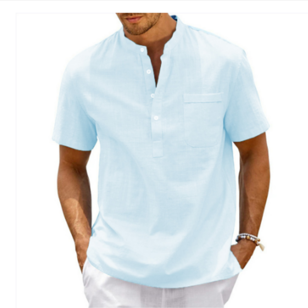 Homme portant une chemise en lin bleu clair à col mao et manches courtes, style décontracté estival, avec un bracelet en perles.
