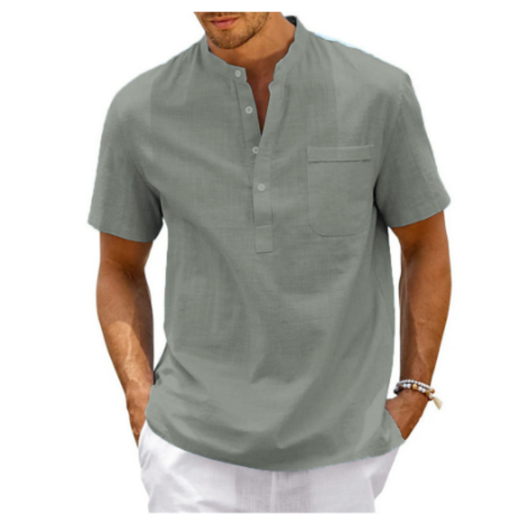 Homme portant une chemise en lin gris à manches courtes avec col mao et poche poitrine, style décontracté estival, mode masculine élégante.