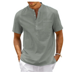 Homme portant une chemise en lin gris à manches courtes avec col mao et poche poitrine, style décontracté estival, mode masculine élégante.