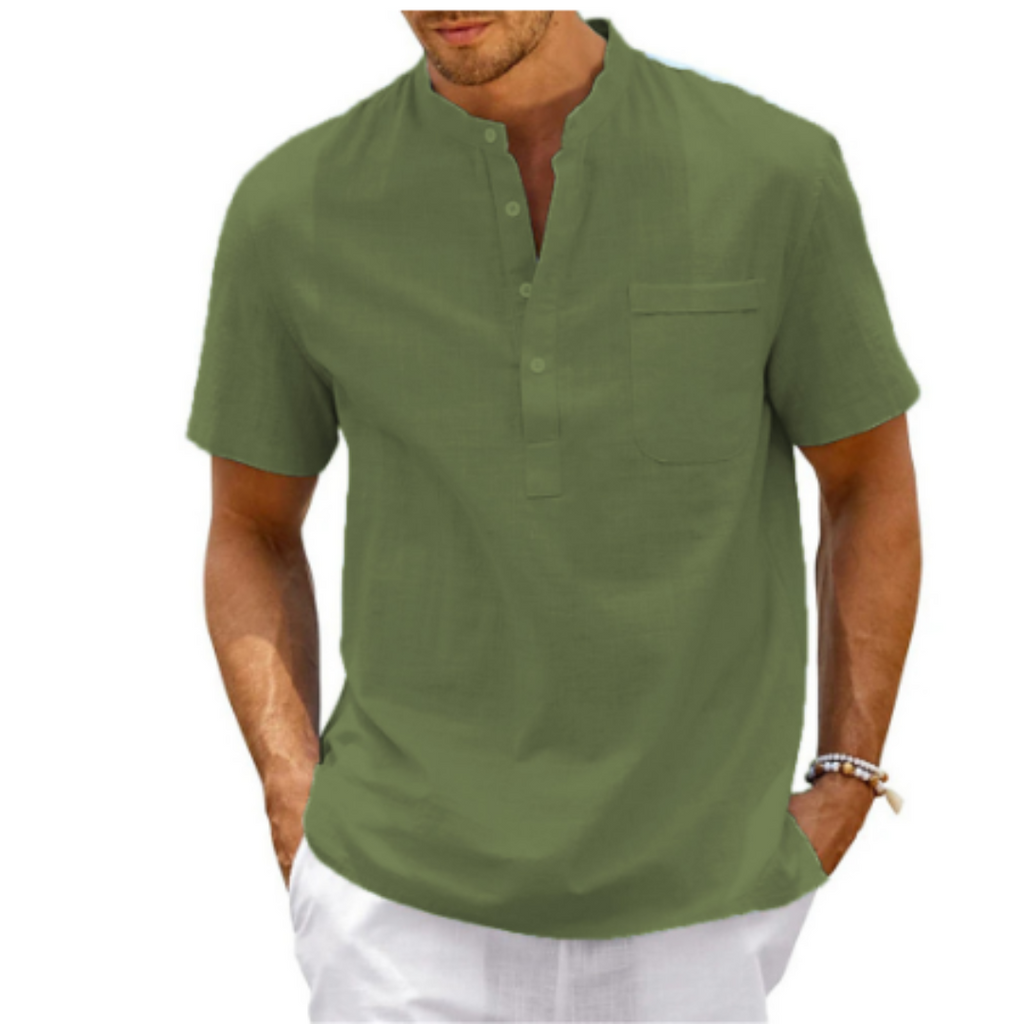 Homme portant une chemise verte à col mao et manches courtes, associée à un pantalon blanc. Mode estivale décontractée pour homme.