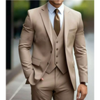Homme en costume beige élégant avec cravate marron, marchant en extérieur. Mode masculine, tenue formelle, style moderne.