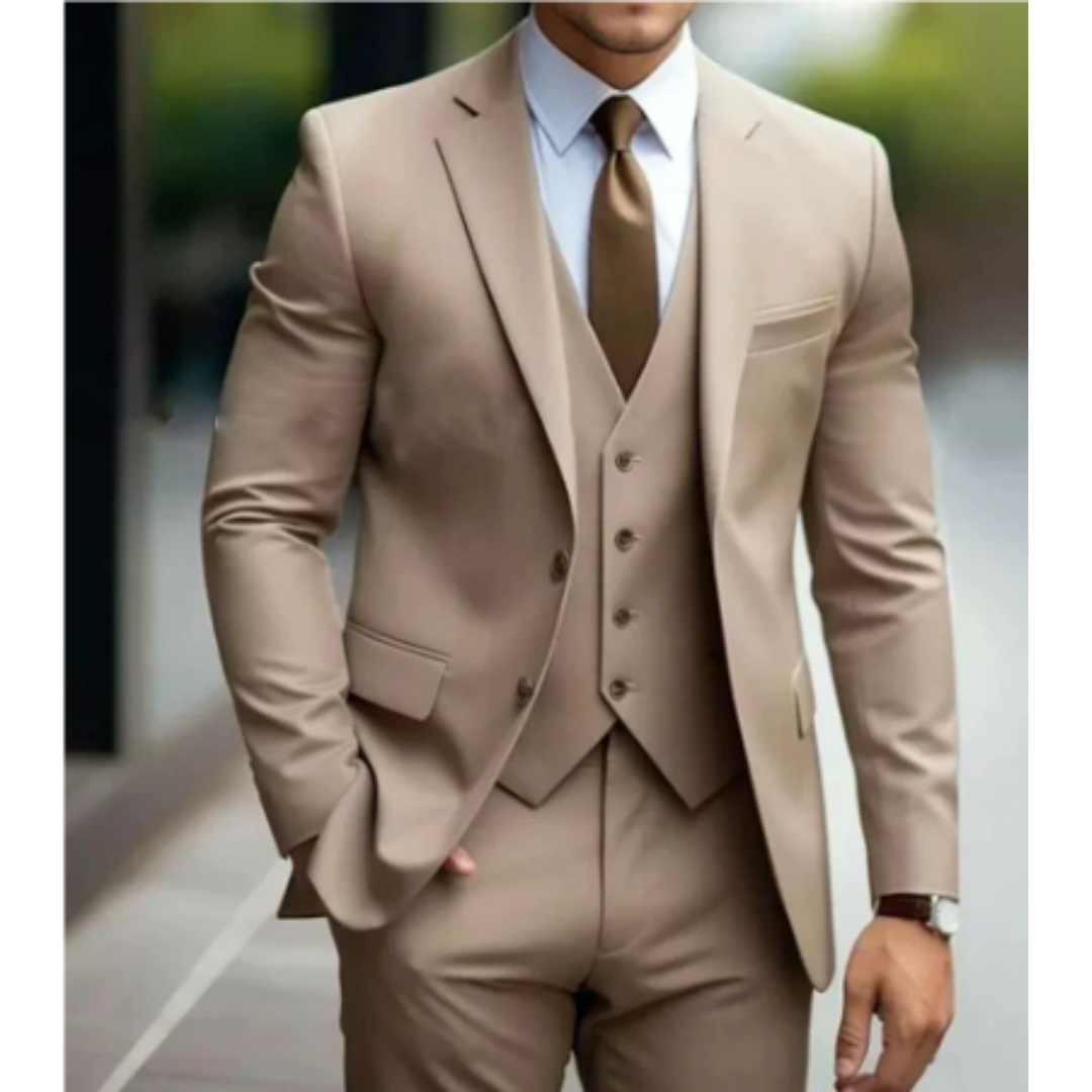 Homme en costume beige élégant avec cravate marron, marchant en extérieur. Mode masculine, tenue formelle, style moderne.