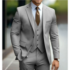 Homme en costume gris élégant avec cravate marron, posant en extérieur. Mode masculine, tenue formelle, style professionnel.