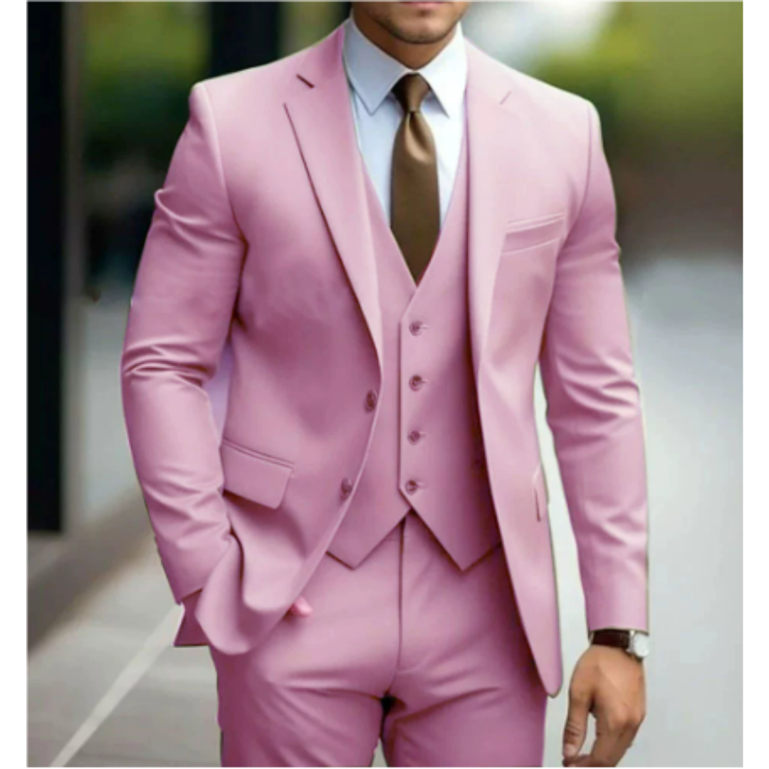Homme en costume rose élégant avec cravate marron, posant en extérieur. Mode masculine, style moderne, tenue formelle tendance.
