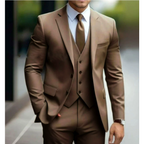 Homme en costume marron élégant, cravate assortie, chemise blanche, marchant en extérieur. Mode masculine, tenue formelle, style moderne.