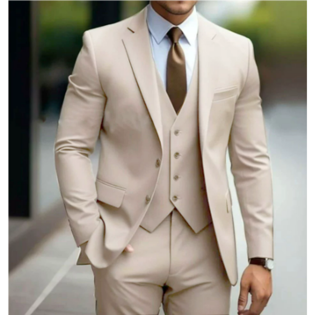 Homme en costume beige élégant, cravate marron, chemise blanche, marchant en extérieur. Mode masculine, tenue formelle, style moderne.