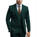 Homme en costume vert foncé élégant, cravate marron, chemise blanche, montre-bracelet; mode masculine, tenue formelle, style moderne.