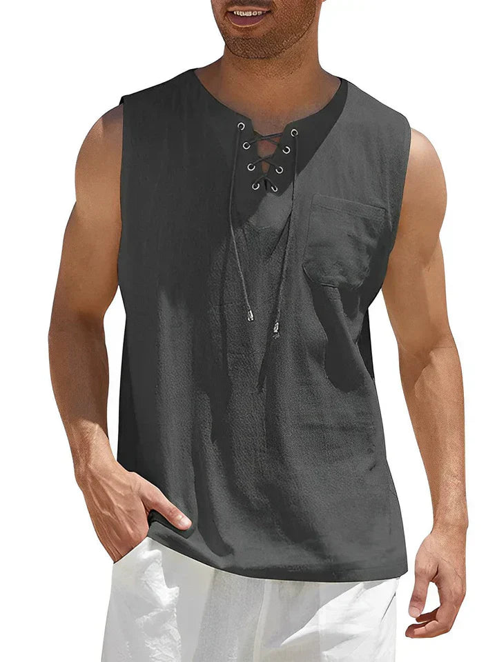 Débardeur noir sans manches pour homme avec lacets, poche poitrine, style décontracté estival. Mode masculine, vêtement léger, tendance été.