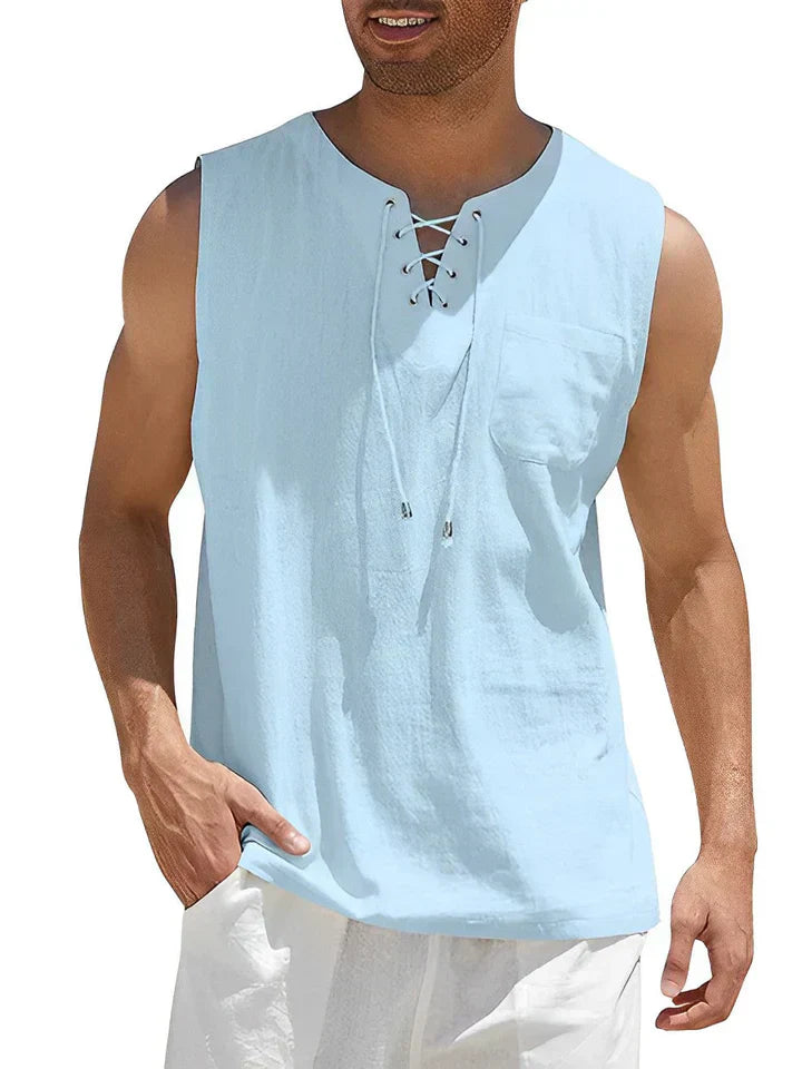 Homme portant un débardeur bleu clair à lacets, style décontracté, avec poche poitrine, sur fond blanc. Mode estivale masculine tendance.