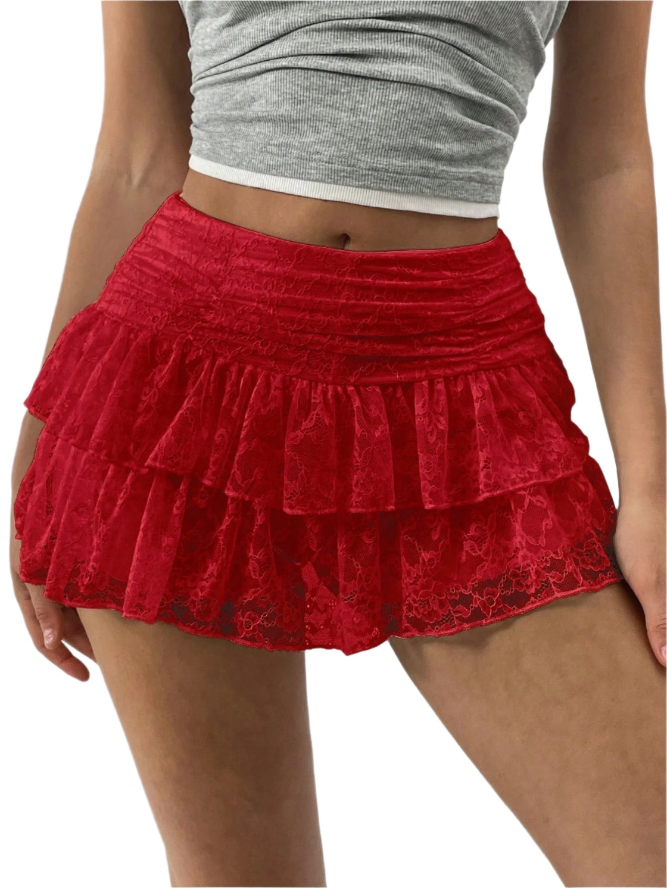 Femme portant une jupe rouge en dentelle à volants, associée à un haut gris. Mode féminine, style élégant, tenue estivale tendance.