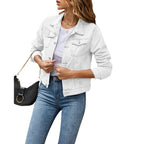 Veste en jean blanche pour femme, portée avec un t-shirt blanc et un jean bleu. Mode féminine, style décontracté, tendance automne.