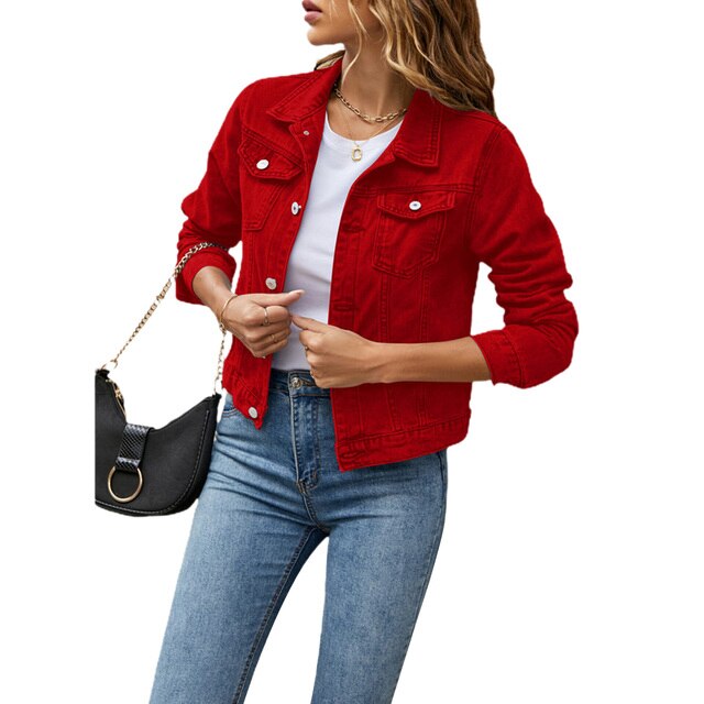 Femme portant une veste en jean rouge, t-shirt blanc, jean bleu et sac noir. Mode féminine décontractée, tendance vestimentaire automne 2023.