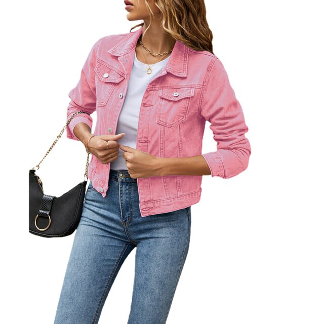 Femme portant une veste en jean rose, t-shirt blanc et jean bleu, tenant un sac à main noir. Mode féminine décontractée, tendance vestimentaire.