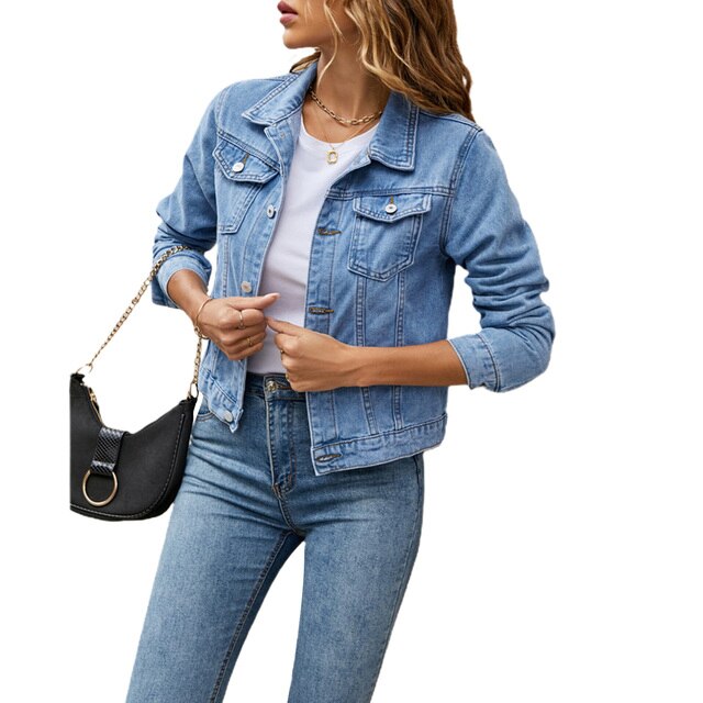 Femme portant une veste en jean bleu, t-shirt blanc et jean, tenant un sac à main noir. Mode décontractée, style tendance, vêtements en denim.