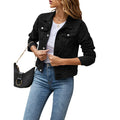 Femme portant une veste en jean noire, t-shirt blanc et jean bleu, accessoirisée d'un sac à main noir. Mode décontractée, tendance automne.