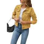 Femme portant une veste en jean jaune, t-shirt blanc et jean bleu, avec un sac à main noir. Mode décontractée, tendance automne, style urbain.