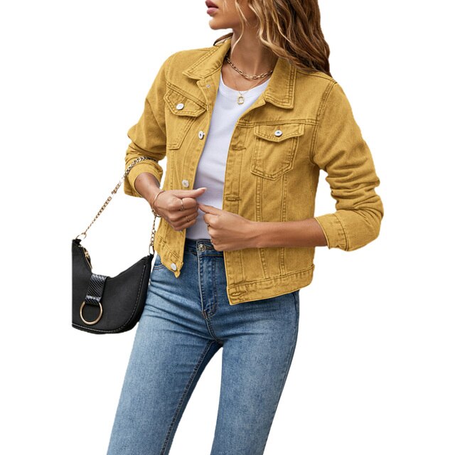 Femme portant une veste en jean jaune, t-shirt blanc et jean bleu, avec un sac à main noir. Mode décontractée, tendance automne, style urbain.