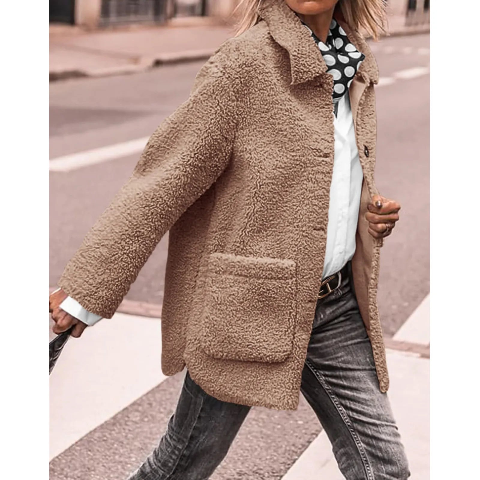 Veste en laine bouclée beige pour femme, style automne-hiver, avec poches avant, portée sur chemise blanche et jean, mode urbaine chic.