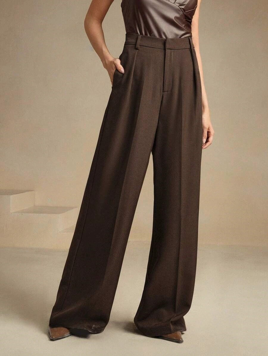 Pantalon large marron pour femme, taille haute, avec poches, style élégant et moderne, idéal pour mode automne-hiver.