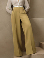 Pantalon large beige élégant pour femme, taille haute avec ceinture blanche, style chic et moderne, idéal pour tenues professionnelles ou soirées.