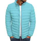Veste matelassée turquoise pour homme, style décontracté, fermeture éclair, col montant, idéale pour l'hiver. Mode masculine, tendance hiver.