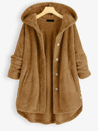 Veste en fausse fourrure marron avec capuche, boutons et poches avant. Style décontracté, chaud et confortable pour l'hiver. Mode femme tendance.