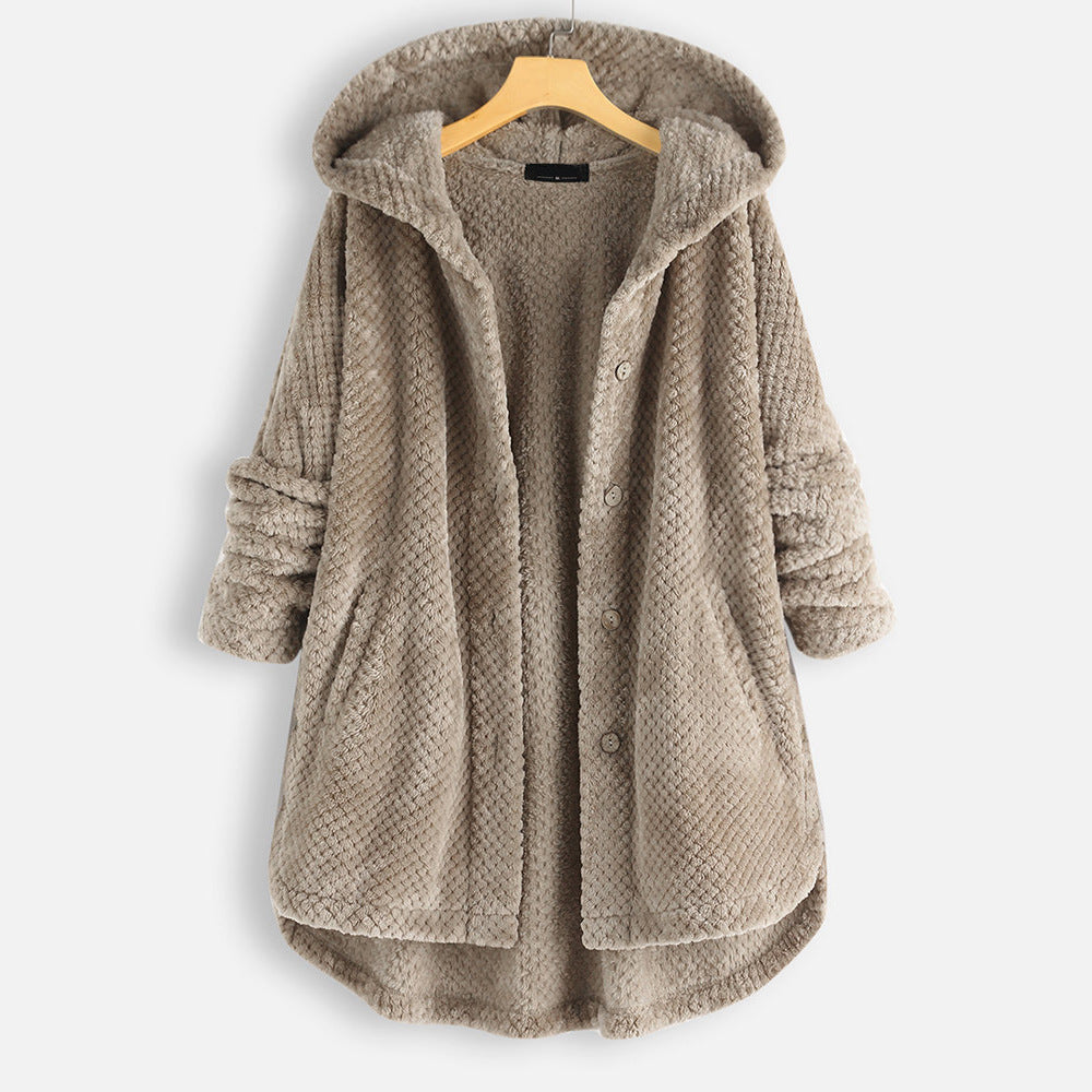 Manteau en fausse fourrure beige avec capuche, boutons et poches, suspendu sur un cintre en bois. Vêtement d'hiver chaud et élégant.