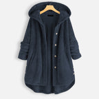 Veste à capuche en polaire bleu marine, boutons argentés, manches longues, coupe ample. Mode automne-hiver, vêtement chaud et confortable.
