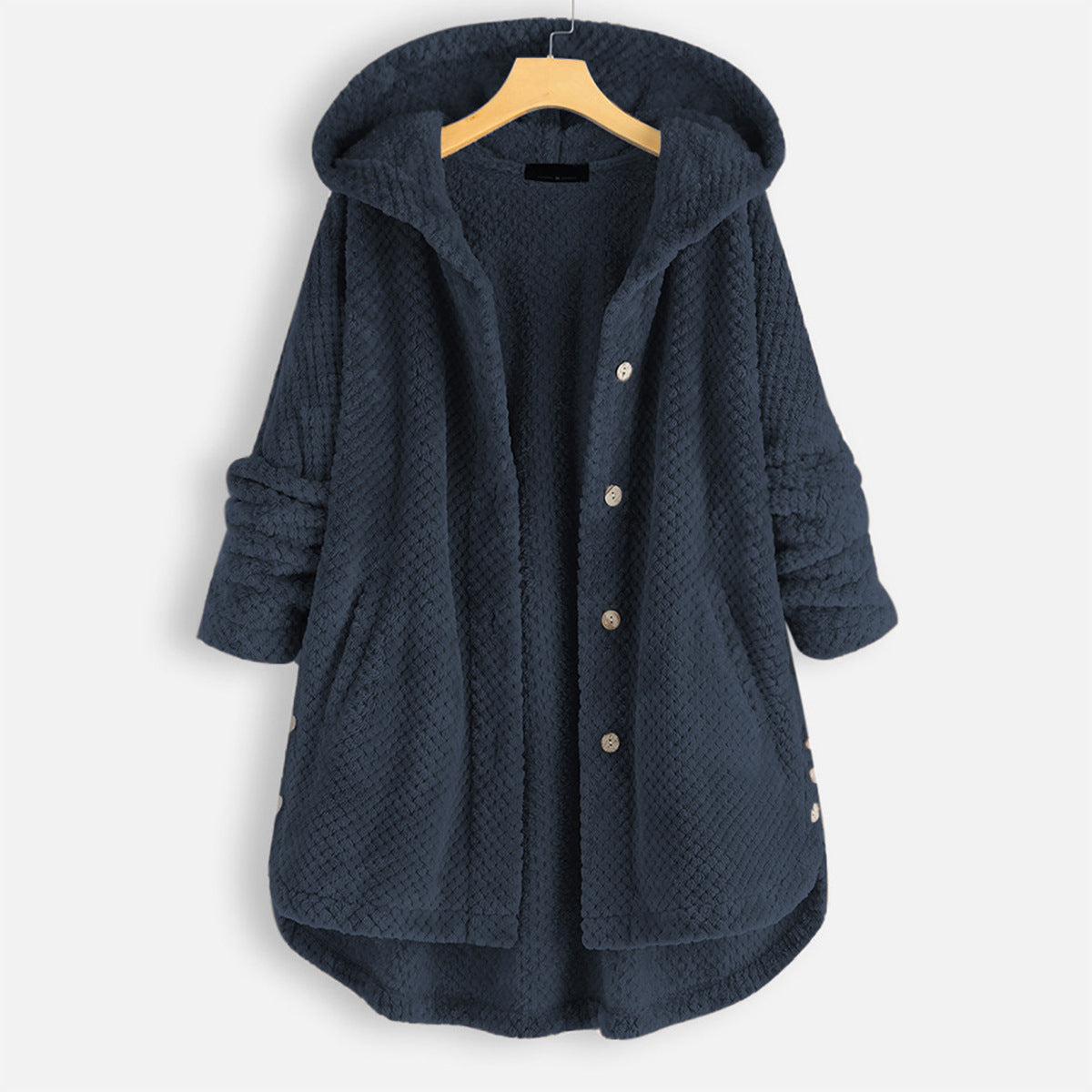 Veste à capuche en polaire bleu marine, boutons argentés, manches longues, coupe ample. Mode automne-hiver, vêtement chaud et confortable.