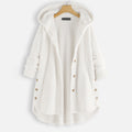 Manteau en laine blanc à capuche, boutons dorés, style décontracté, suspendu sur cintre en bois, mode hiver femme, vêtement chaud et élégant.