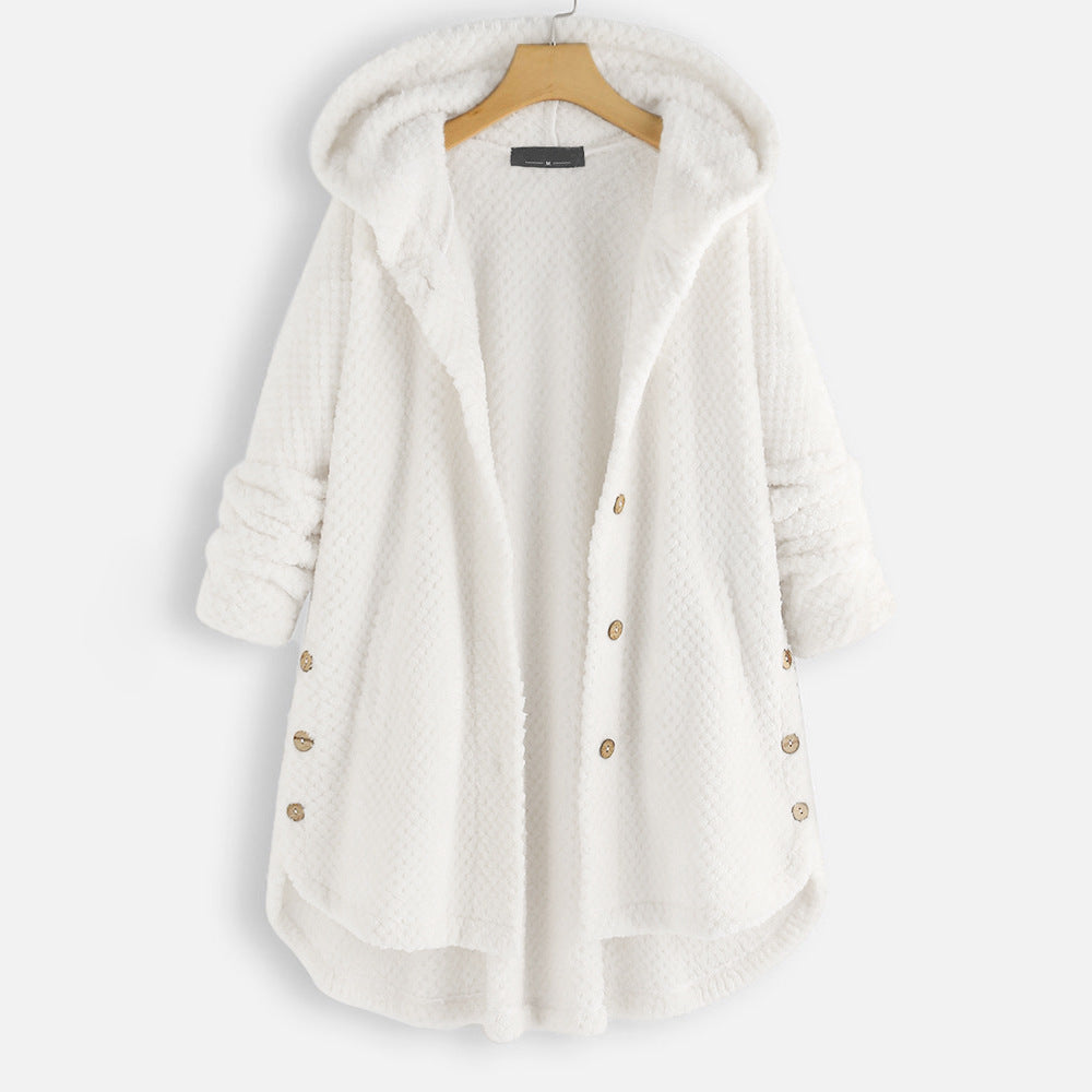 Manteau en laine blanc à capuche, boutons dorés, style décontracté, suspendu sur cintre en bois, mode hiver femme, vêtement chaud et élégant.