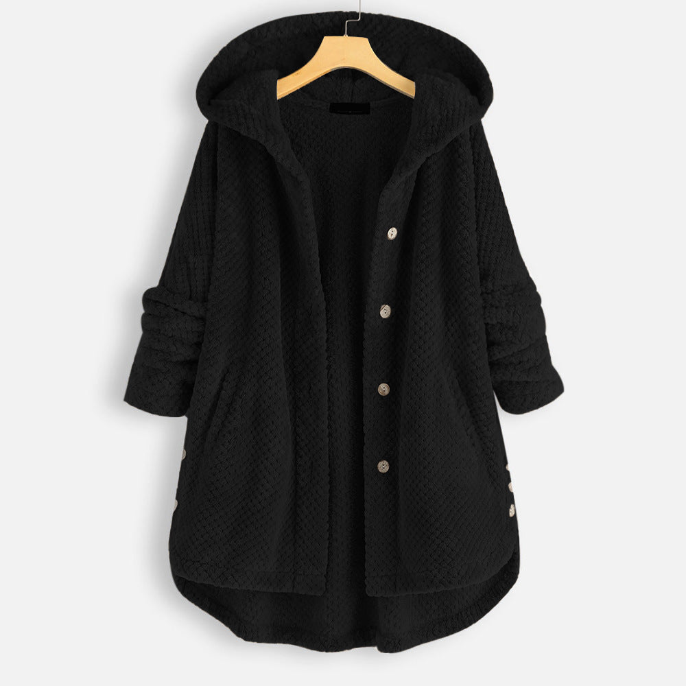 Veste en laine noire à capuche, boutons en métal, manches longues retroussées, style décontracté, suspendue sur un cintre en bois.