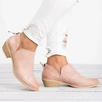 Chaussures en daim rose pour femme, talons bas, style bottines, portées avec un jean blanc déchiré. Mode féminine, tendance chaussures automne.