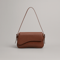 Sac à main en cuir marron élégant avec bandoulière, design moderne et minimaliste. Accessoire de mode chic pour femmes, idéal pour toutes occasions.