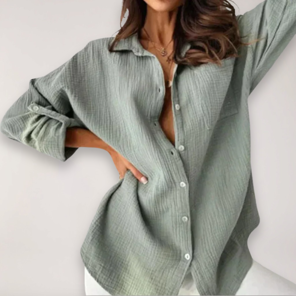 Chemise pour femme avec patte de boutonnage et manches retroussées