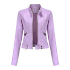Veste en cuir violet clair pour femme avec fermeture éclair, col montant et poches zippées. Mode élégante, tendance automne-hiver.