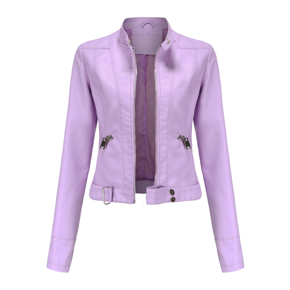 Veste en cuir violet clair pour femme avec fermeture éclair, col montant et poches zippées. Mode élégante, tendance automne-hiver.