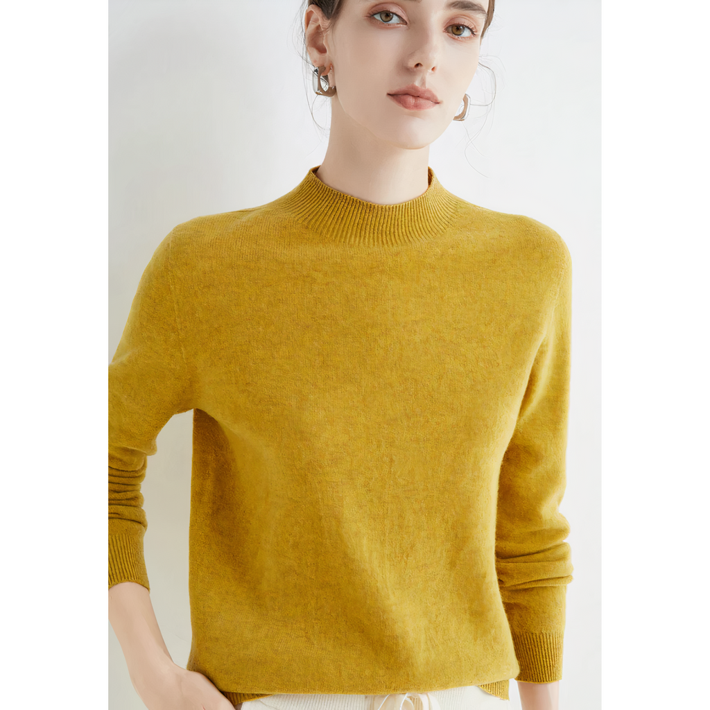 Femme portant un pull jaune moutarde en laine, manches longues, col rond, style décontracté. Mode automne-hiver, tendance vêtements chauds.
