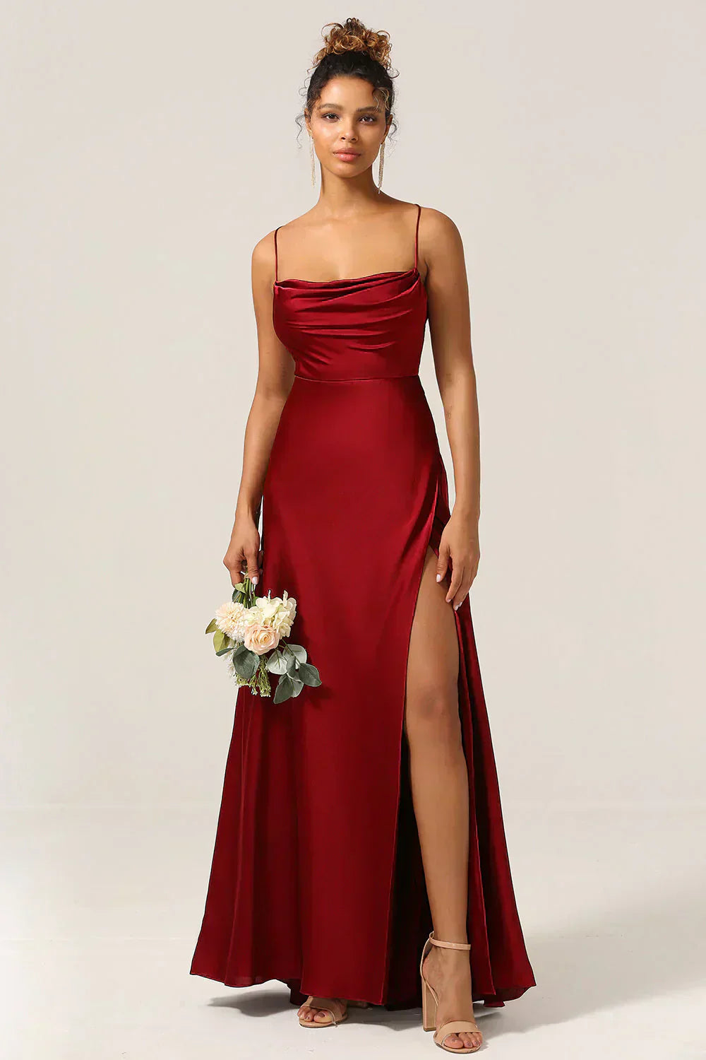 Robe de soirée longue en satin avec décolleté drapé et dos nu