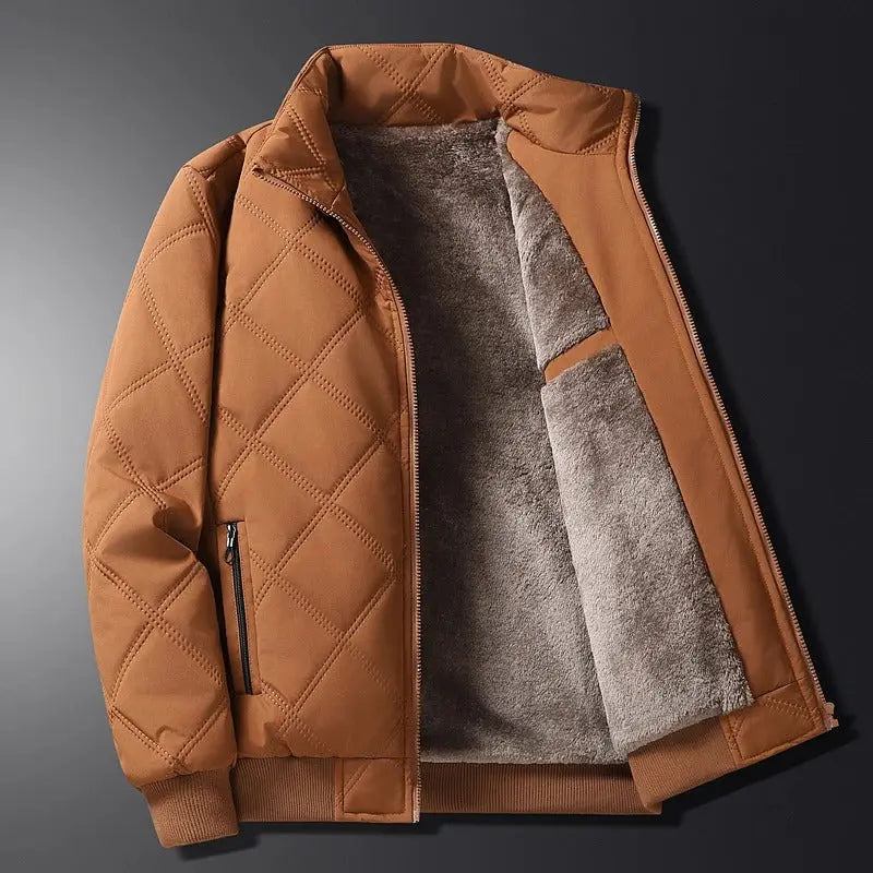 Veste matelassée marron pour homme, doublure en fourrure, fermeture éclair, poches zippées, style hiver chaud et élégant.
