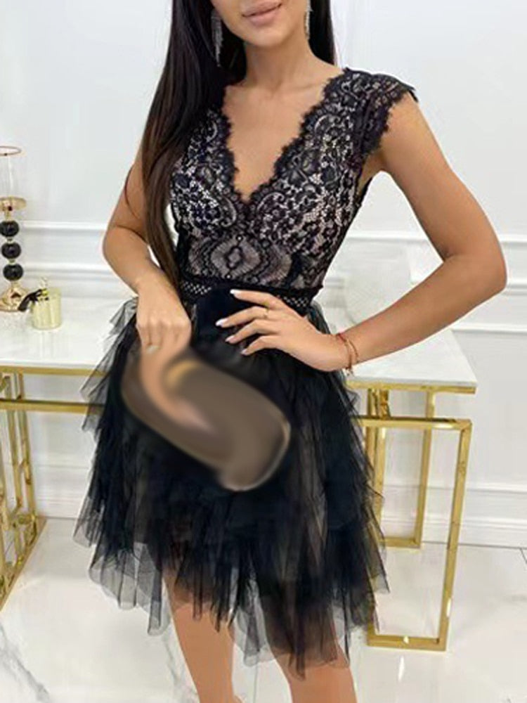 Robe de soirée noire en dentelle avec jupe en tulle, femme élégante, tenue chic, mode féminine, événement formel, style glamour.