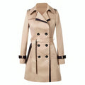 Trench-coat beige élégant pour femme, double boutonnage, ceinture assortie, style classique, mode automne-hiver, vêtement chic et intemporel.
