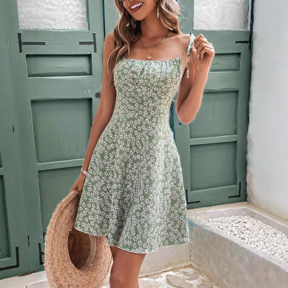 Robe courte d'été à fines bretelles fleuries