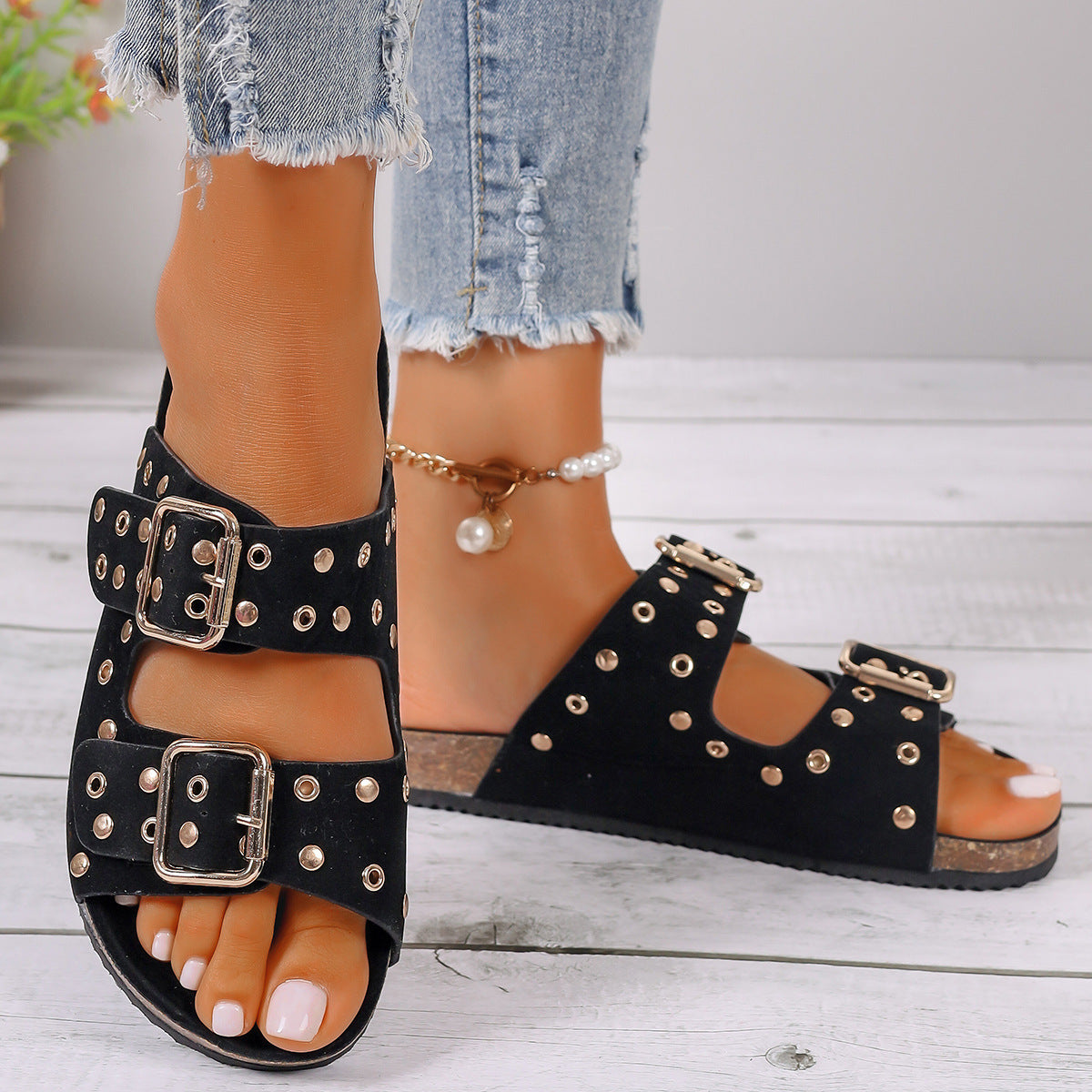 Flat sandal with stud detail